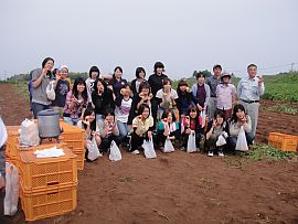 本多さんのジャガイモ畑で収穫体験