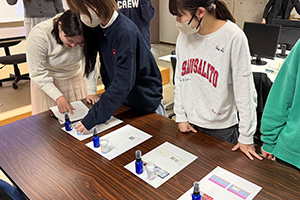 試香とラベル貼り　KAKUMEIシリーズ｢聖夜のしずく｣