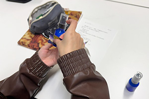 試香とラベル貼り KAKUMEIシリーズ｢聖夜のしずく｣