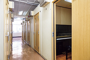 個室のピアノ演習室