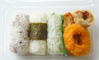 おにぎりの入ったお弁当