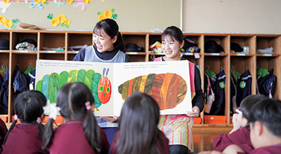 絵本の読み聞かせ